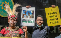 Mahasiswa dan aktivis Greenpeace bersama Gregorius Yame dari Masyarakat Asli Papua Suku Awyu (kiri) bersolidaritas saat menghadiri sidang kasus pencabutan izin kawasan hutan di Pengadilan Tata Usaha Negara (PTUN) Jakarta belum lama ini.