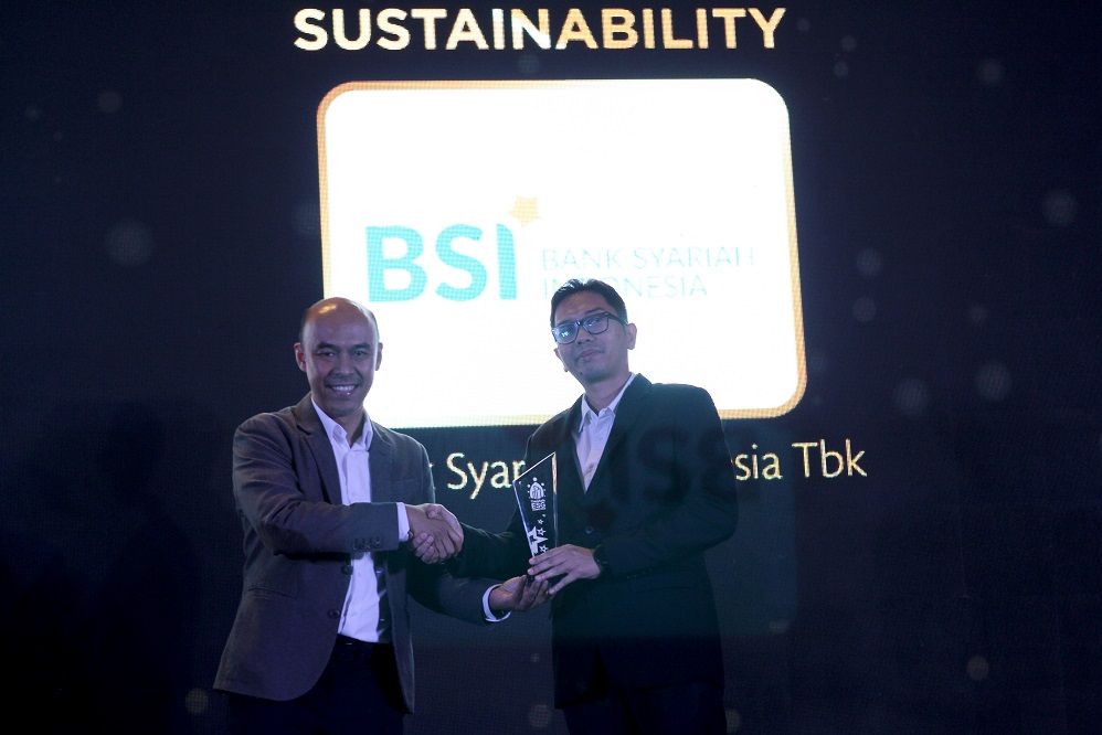 Penyerahan penghargaan TrenAsia ESG Award 2023 pada PT Bank Syariah Indonesia Tbk.