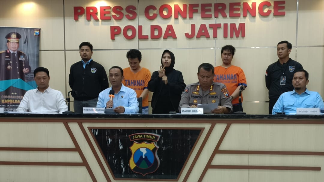 Ditreskrimsus Polda Jatim bersama dua tersangka dan barang bukti saat diekspos ke media, Kamis (7/9/2023).