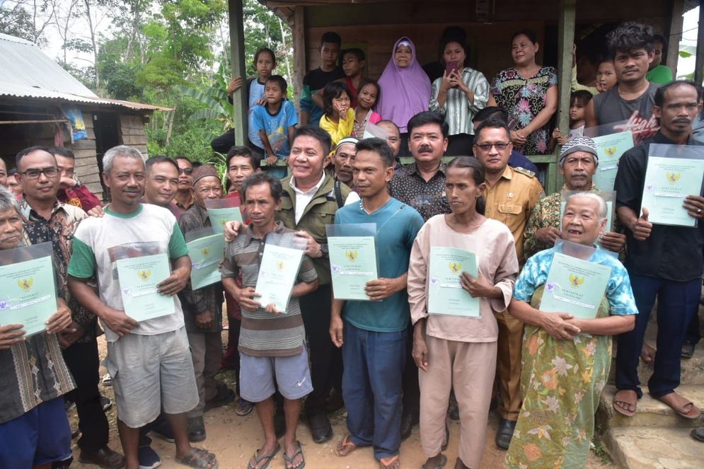 Menteri dan Gubernur Sumsel Bagikan Sertifikat Lahan untuk 762 KK Suku Anak Dalam di Muratara