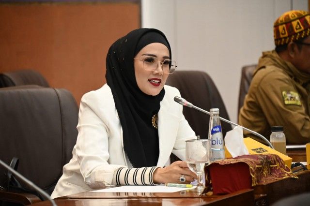 Anggota Komisi VI DPR RI Mulan Jameela saat mengikuti Raker Komisi VI dengan Menteri Koperasi dan UKM di Gedung Nusantara I, DPR RI Senayan, Jakarta, pekan ini.