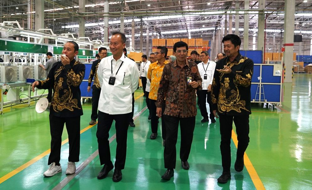 Menteri Perindustrian  Kunjungi Pabrik AC Sharp Indonesia