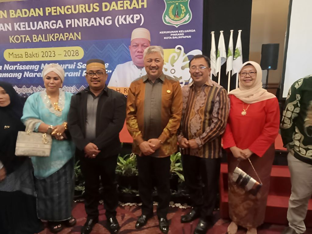 Bupati Pinrang bersama Abdul Hakim Rauf dan istri, saya dan istri, Bunda Arita.