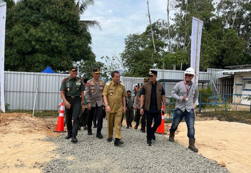 Sejumlah pejabat menghadiri groundbreaking pembangunan smelter nikel PT Mitra Murni Perkasa di Kariangau, Balikpapan