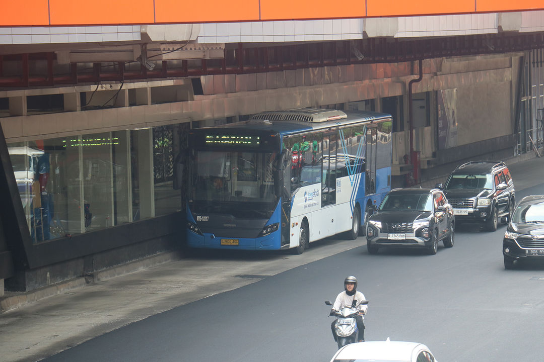 Transjakarta berhenti di Halte Rasuna Said