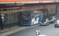 Transjakarta berhenti di Halte Rasuna Said