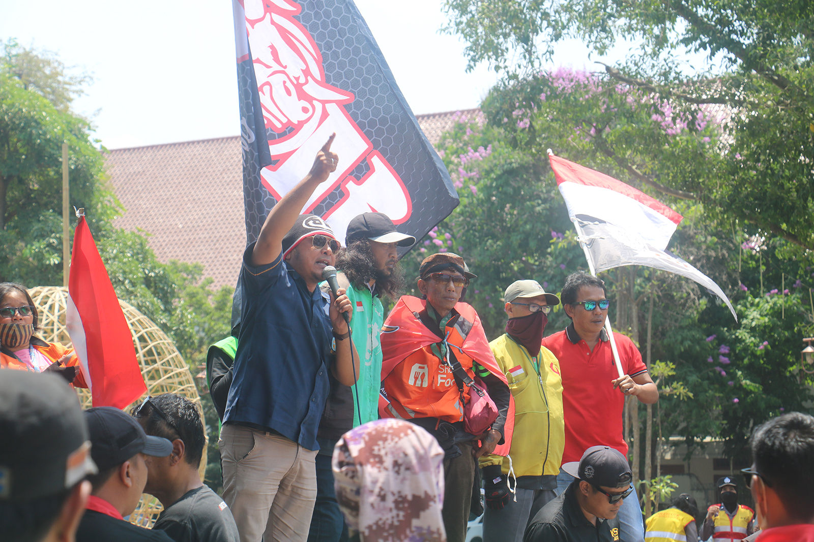 Demo driver ojol di depan Balaikota Surakarta