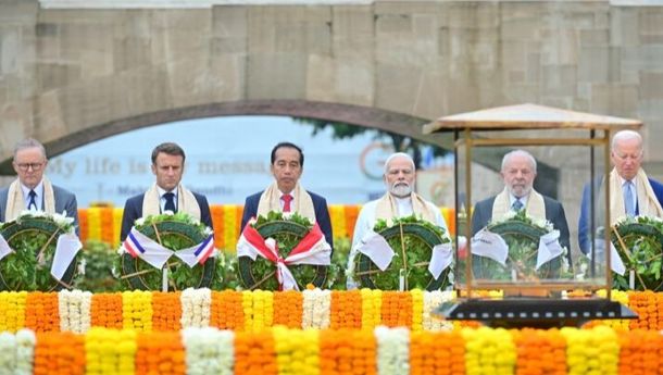Minggu Pagi  di New Delhi, Presiden Jokowi Beri Penghormatan di Mahatma Gandhi Samadhi