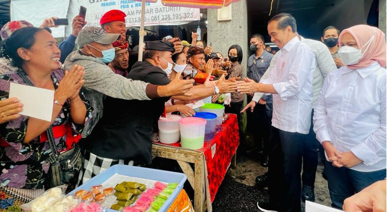 Jokowi kala meninjau harga bahan pokok di pasar