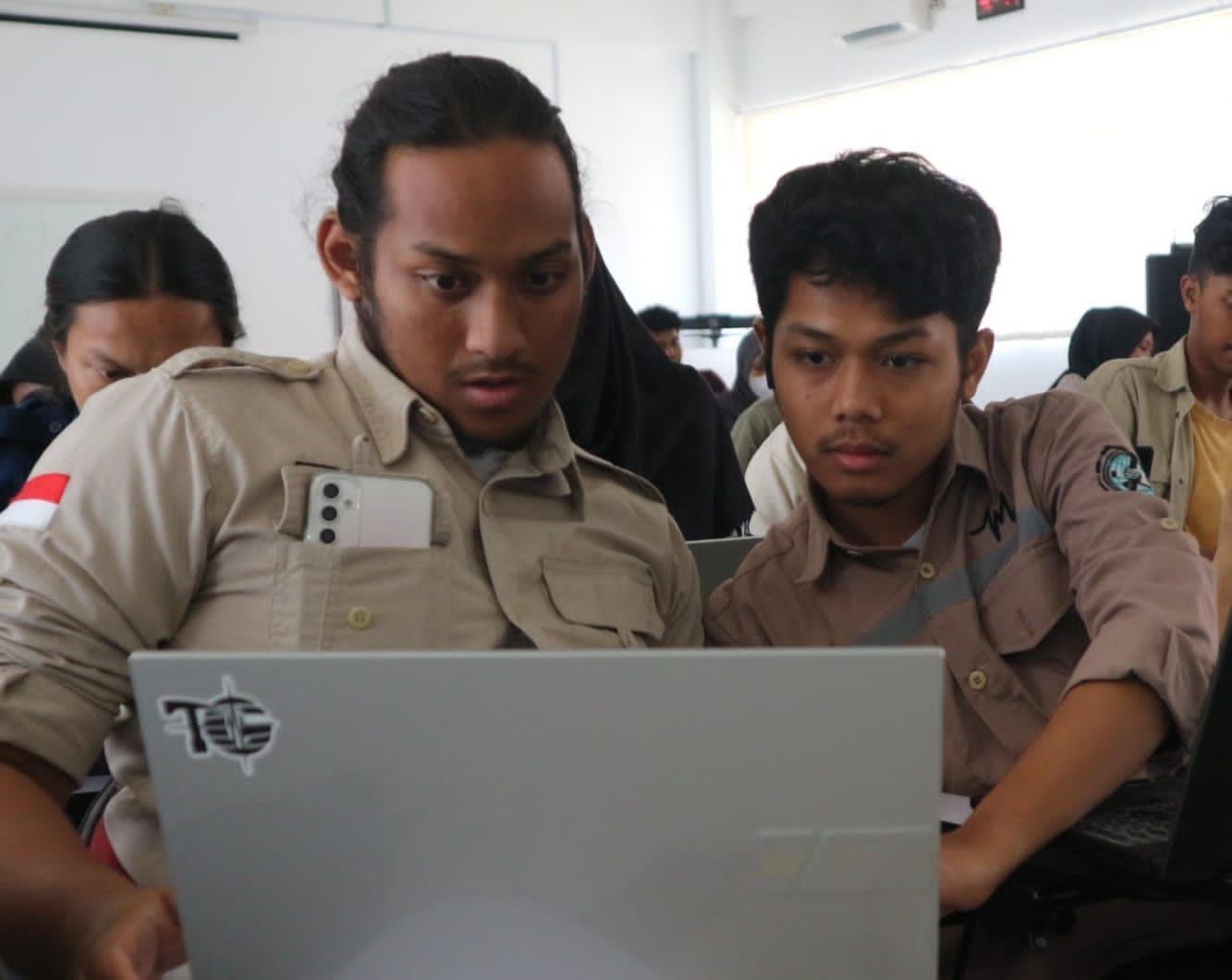 Mahasiswa dari Departemen Teknik Geofisika ITS berdiskusi ketika dilakukan sosialisasi penggunaan tNavigator Software.
