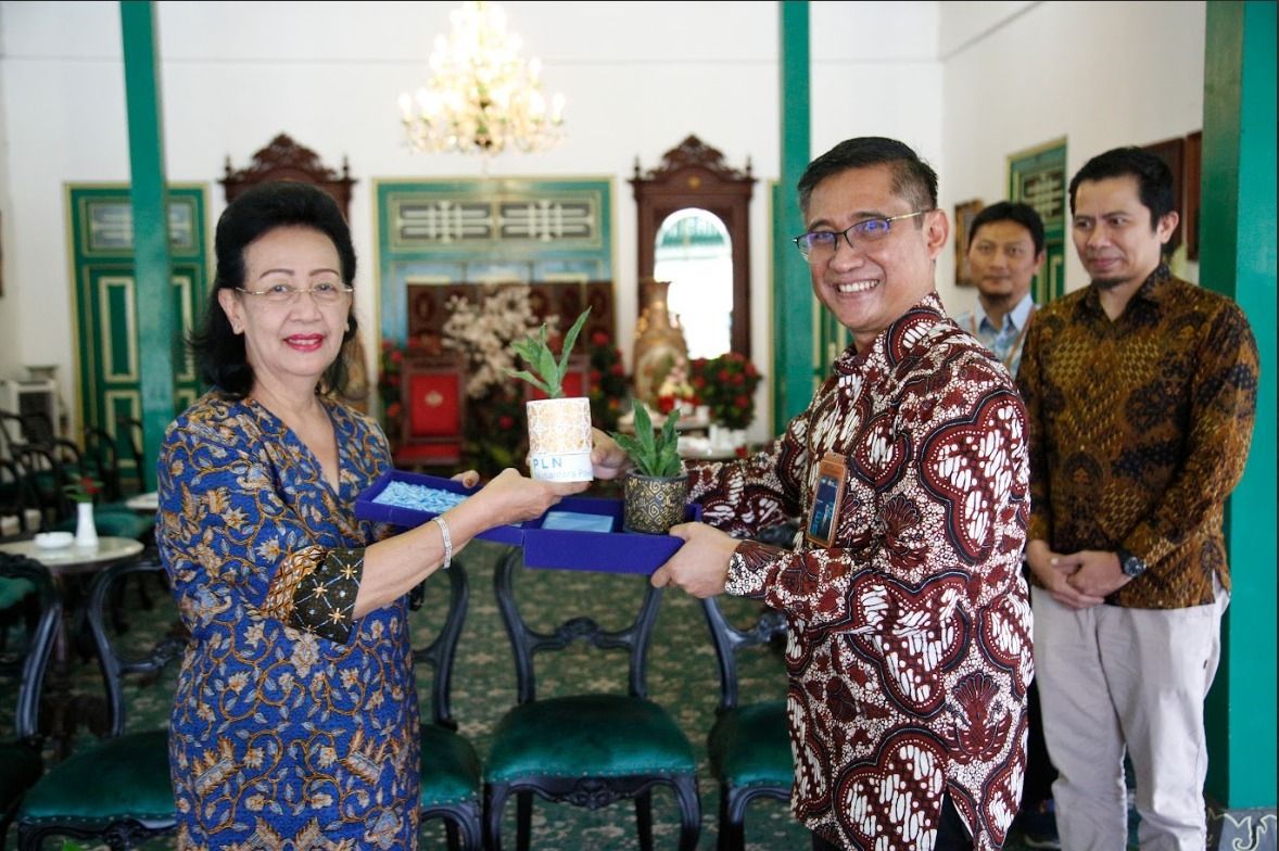 Gusti Kanjeng Ratu Hemas (Kiri) menerima simbolis penyerahan pot berbahan baku FABA dari Direktur Manahemen Human Capital dan Administrasi PLN Nusantara Power Karyawan Aji di lingkungan Keraton.
