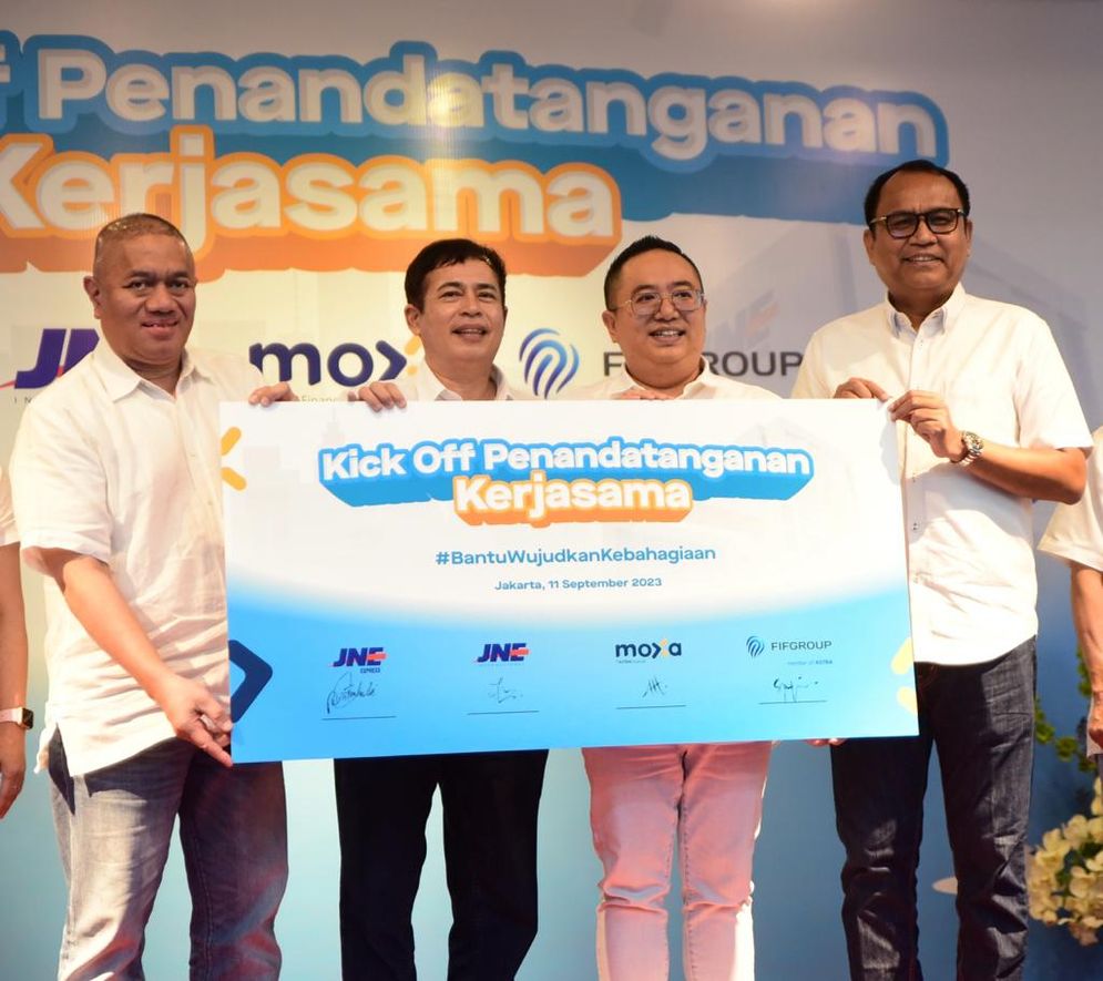 Caption Foto 2: KERJA SAMA MOXA DAN FIFGROUP DENGAN JNE SERTA JNE INTERNATIONAL Dari Kiri ke Kanan: Handoko Liem selaku Direktur Astra Financial, Rita Sukmawangi selaku Direktur PT Astra Multi Finance, Selly Meilania selaku Direktur Moxa, M. Feriadi Soeprapto selaku Presiden Direktur JNE, Alex Tan selaku Chairman dan CEO JNE International, Lim Lizal selaku CEO Moxa dan Setia Budi Tarigan selaku Operation Director FIFGROUP, Chandra Fireta selaku Direktur JNE, dan Edi Santoso selaku Direktur JNE menghadiri Kick Off Penandatanganan Kerja Sama antara Moxa dan FIFGROUP dengan JNE Express serta JNE International dalam menghadirkan layanan keuangan yang inklusif.