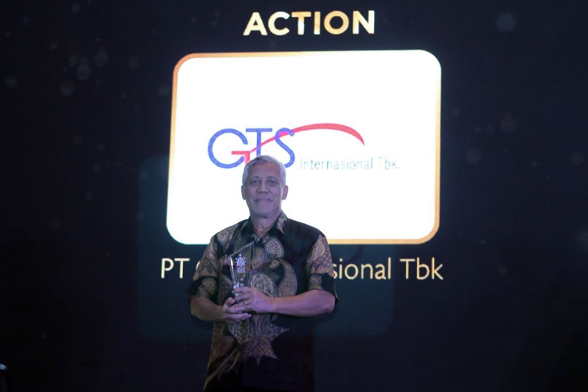 Direktur Utama PT GTS Internasional Tbk (GTSI_ Tammy Meidharma mewakili perseroan dalam penerimaan penghargaan TrenAsia ESG Award 2023 di Hotel Raffles Jakarta, Rabu, 30 Agustus 2023.
