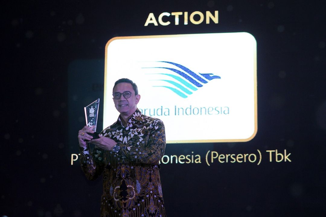 VP Investor Relationship Garuda Harsya Denny Suryo mewakili penerimaan trofi penghargaan TrenAsia ESG Award 2023 di Hotel Raffles Jakarta, Rabu, 30 Agustus 2023. 