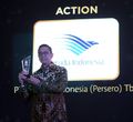 VP Investor Relationship Garuda Harsya Denny Suryo mewakili penerimaan trofi penghargaan TrenAsia ESG Award 2023 di Hotel Raffles Jakarta, Rabu, 30 Agustus 2023. 