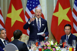 Presiden AS Joe Biden dan  Presiden Vietnam Vo Van Thuong di Hanoi