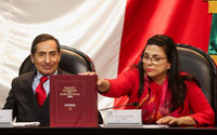 Kementerian Keuangan Meksiko Rogelio Ramirez de la O dan Presiden Dewan Deputi Meksiko Marcela Guerra 