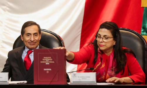 Kementerian Keuangan Meksiko Rogelio Ramirez de la O dan Presiden Dewan Deputi Meksiko Marcela Guerra 