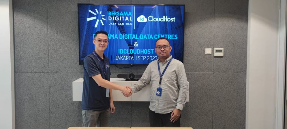 Erland Januar Karim (Head of Business Ecosystem BDDC - Kiri) dan Muhammad Mufid Luthfi (CMO IDCloudHost - Kanan)