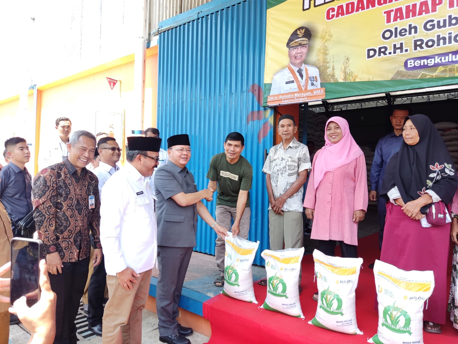 Gurbernur Bengkulu Rohidin Salurkan  Bantuan Pangan Beras Tahap II untuk Provinsi Bengkulu