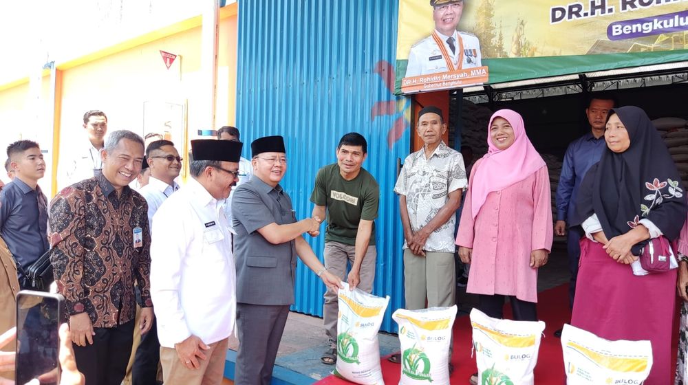 Gurbernur Bengkulu Rohidin Salurkan  Bantuan Pangan Beras Tahap II untuk Provinsi Bengkulu