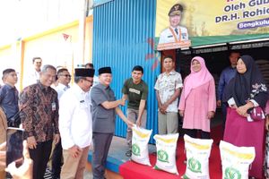 Gurbernur Bengkulu Rohidin Salurkan  Bantuan Pangan Beras Tahap II untuk Provinsi Bengkulu