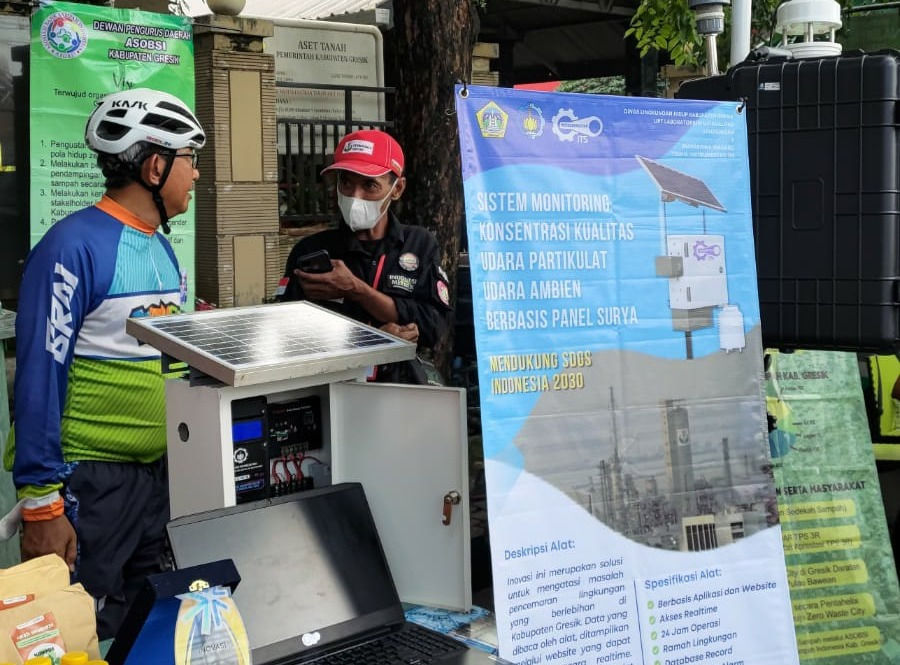 Alat pemantau udara ciptaan mahasiswa Departemen Teknik Instrumentasi ITS saat diperkenalkan pada kegiatan Car Free Day di Kabupaten Gresik.