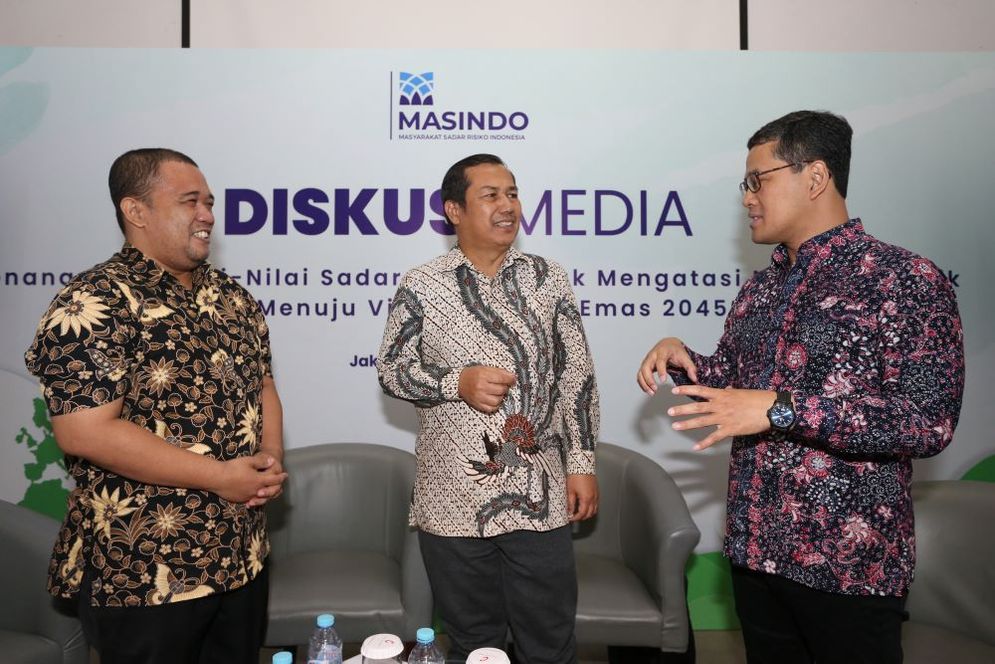 Peneliti Utama Organisasi Riset Kesehatan BRIN Prof. Dede Anwar Musadad, SKM, M.Kes (tengah), Pengamat Kebijakan Publik Center of Youth and Population Research (CYPR) Boedi Rheza S.E (kiri), dan Dimas Syailendra Ketua Masyarakat Sadar Risiko (MASINDO) (kanan) dalam diskusi media “Menanamkan Nilai-Nilai Sadar Risiko untuk Mengatasi Masalah Publik Demi Menuju Visi Indonesia Emas 2045”.