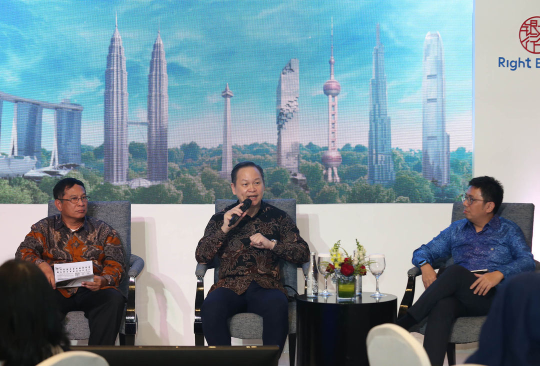 Direktur Promosi Investasi Kementerian Investasi atau Badan Koordinasi Penanaman Modal (BKPM) Saribua Siahaan (paling kiri), Managing Director, Group Foreign Direct Investment (FDI) Advisory and Network Partnerships UOB Sam Cheong (tengah), dan Head of Corporate Banking UOB Indonesia Edwin Kadir (kanan) melakukan tanya jawab dengan media dalam acara UOB Editor’s Circle di Kempinski, Jakarta, Selasa 12 September 2023. Foto : Panji Asmoro/TrenAsia