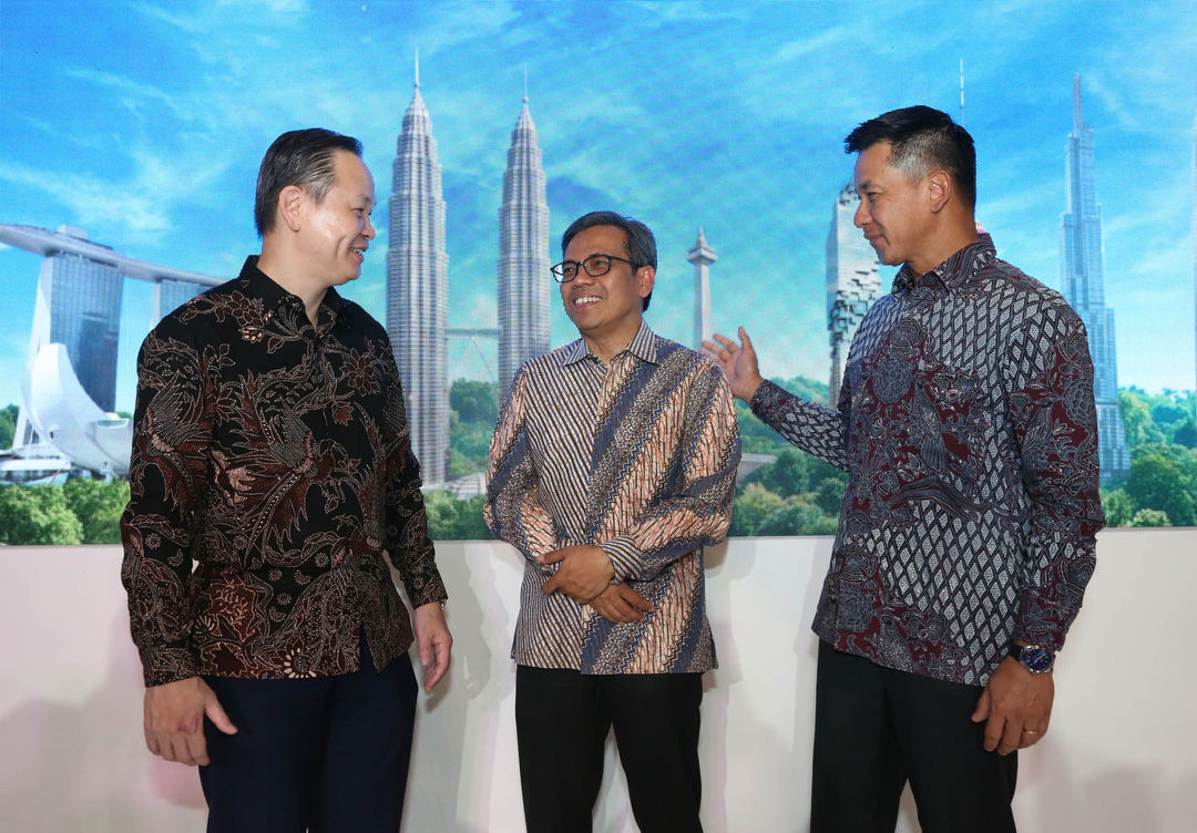 Deputi Bidang Promosi Penanaman Modal Kementerian Investasi atau BKPM Nurul Ichwan (tengah) berbincang bersama Managing Director, Group Foreign Direct Investment (FDI) Advisory and Network Partnerships UOB Sam Cheong (kiri) dan Direktur Global Markets UOB Indonesia Sonny Samuel dalam acara UOB Editor’s Circle di Kempinski, Jakarta, Selasa 12 September 2023. Foto : Panji Asmoro/TrenAsia