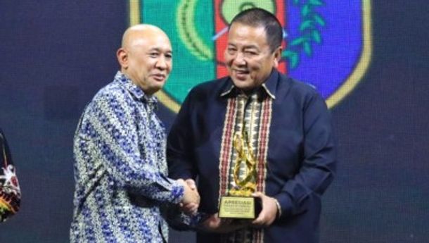 Gubernur Arinal Terima Penghargaan Daerah Peduli Pengembangan UMKM dan Potensi Sumber Daya Lokal