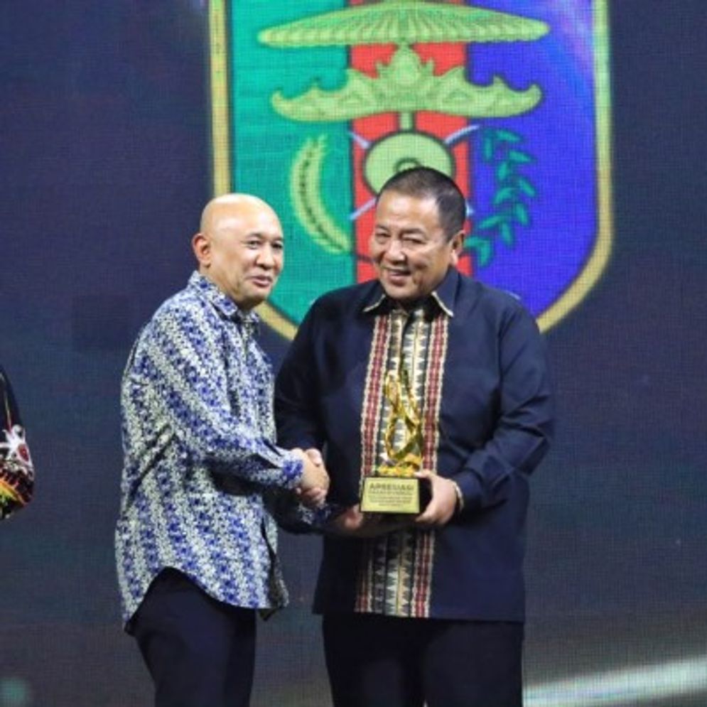 ubernur Lampung Arinal Djunaidi menerima penghargaan dari Kompas TV sebagai Provinsi atau Daerah yang Peduli terhadap Pengembangan Usaha Mikro Kecil dan Menengah (UMKM) dan Potensi Sumber Daya Lokal 