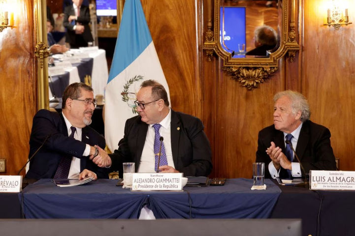 Presiden Terpilih Guatemala Bernardo Arevalo, Presiden Guatemala Alejandro Giammattei dan Sekretaris Jenderal Organisasi Negara-negara Amerika (OAS) Luis Almagro