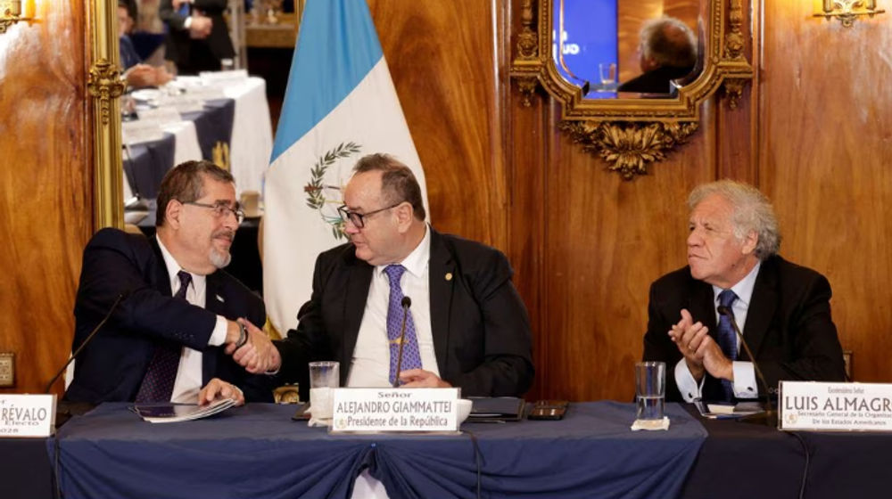 Presiden Terpilih Guatemala Bernardo Arevalo, Presiden Guatemala Alejandro Giammattei dan Sekretaris Jenderal Organisasi Negara-negara Amerika (OAS) Luis Almagro