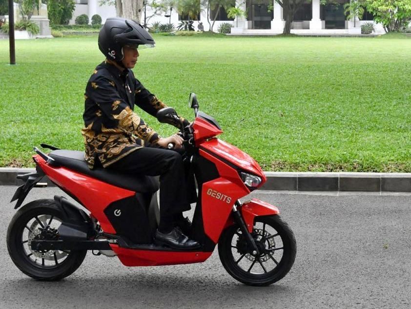 Jokowi Mengendarai Motor Listrik Gesist
