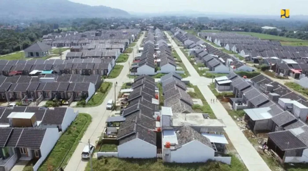 Rumah lelang adalah rumah yang dilelang oleh kreditur karena pemilik rumah tidak dapat membayar utang mereka. 