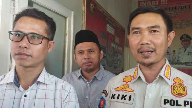 Pol PP Bersama Bawaslu Bandarlampung Tertibkan APK Langgar Perda