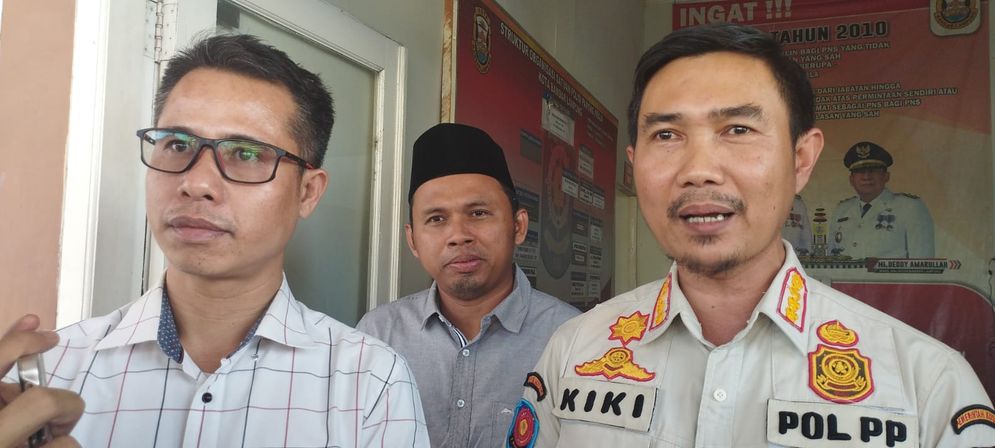 Pol-PP Bandarlampung bersama Bawaslu menertibkan Alat Peraga Kampanye (APK) dan Alat Peraga Sosialisasi (APS) yang melanggar Perda.