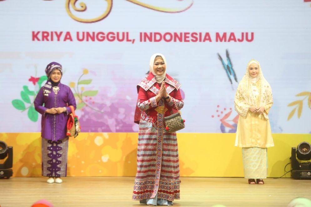 Pameran Kriyanusa 2023: Bangga dengan Kain Tajung Istri Gubernur Sumsel Tampil di Depan Iriana Jokowi