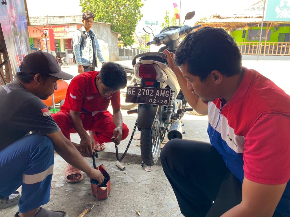 Pertamina Patra Niaga Regional Sumbagsel melalui Integrated Terminal (IT) Panjang memberikan Pelatihan Otomotif Bengkel kepada Kelompok Binaan CSR Kelompok Sahabat Disabilitas (Sadila)