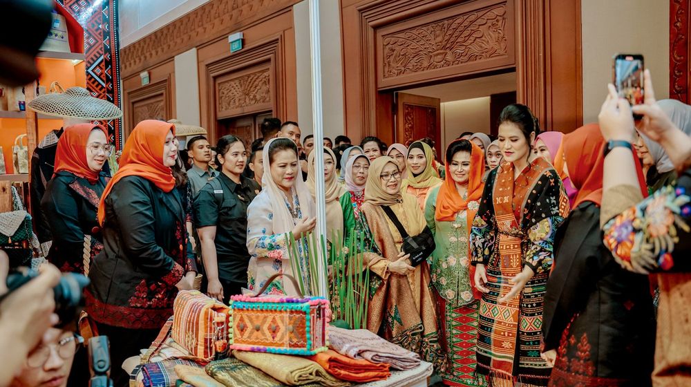 Ny Kahiyang Ayu M. Bobby Afif Nasution dan Ibu Negara, Iriana Joko Widodo 