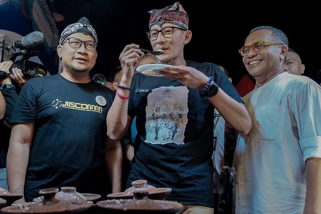 Menparekraf Sandiaga Uno mencicipi salah satu kuliner saat meninjau "Kuliner Nostalgia Pasar Sentiling" di Kota Lama, Semarang, Rabu (13/9/2023).