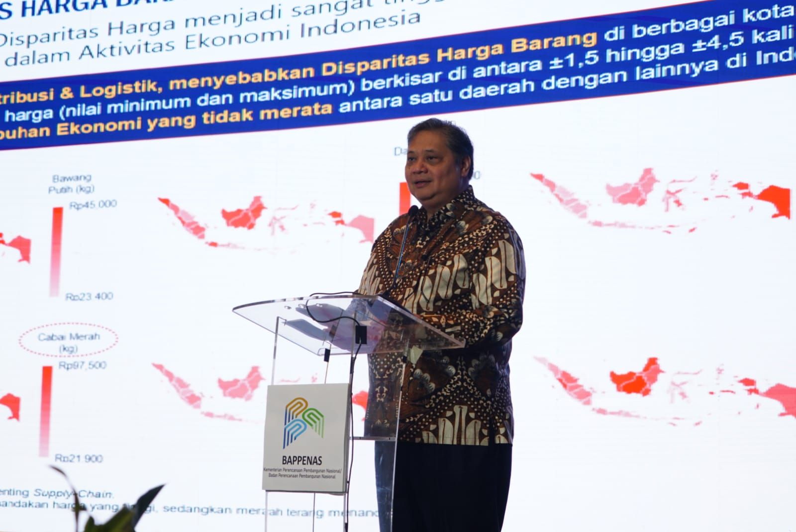 Menteri Koordinator Bidang Perekonomian (Menko) Airlangga Hartarto saat memberikan arahan dalam acara Era Baru Biaya Logistik untuk Indonesia Emas 2045 di Jakarta, Kamis 14 September 2023.