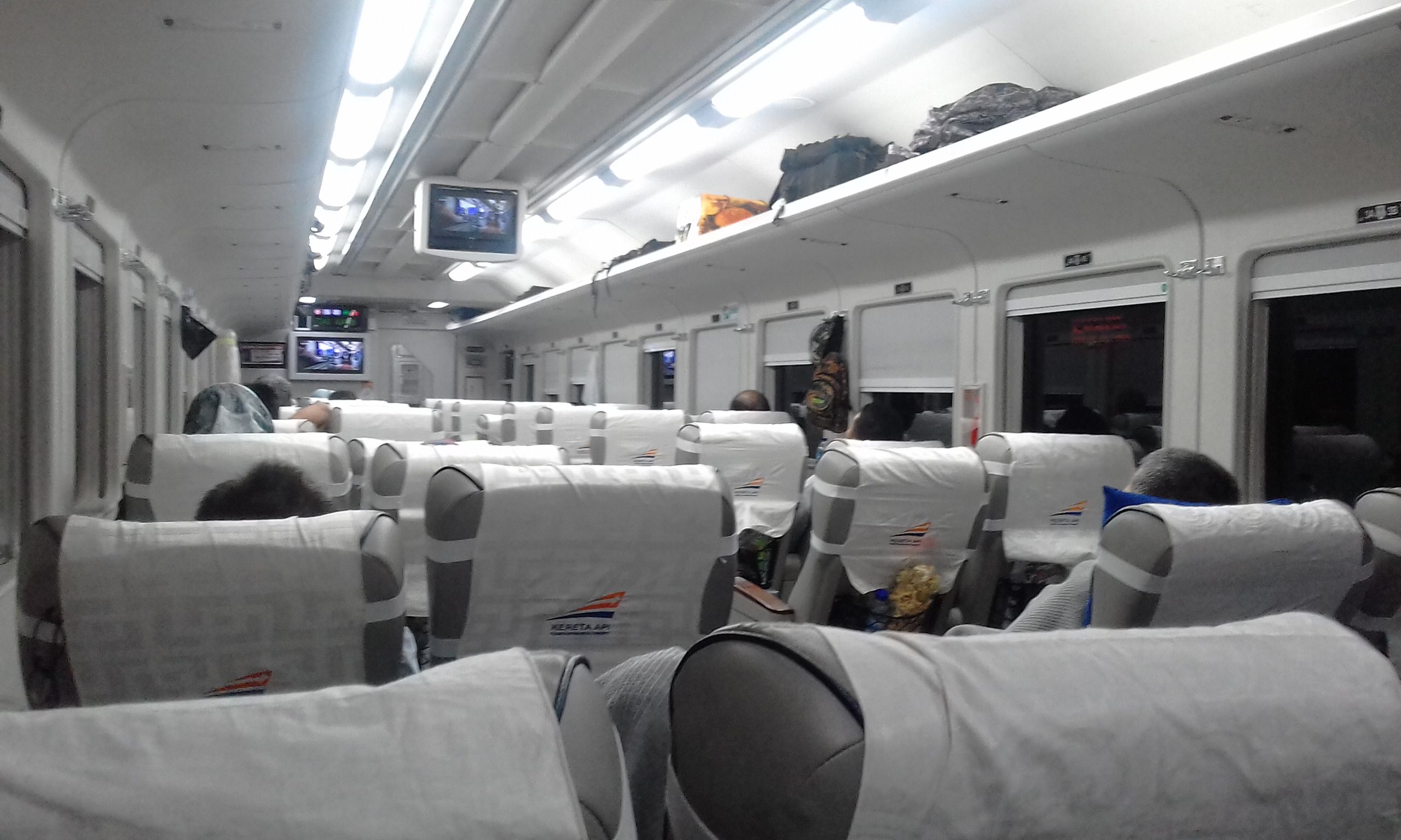 Interior Kereta Eksekutif Produksi INKA Tahun 2016