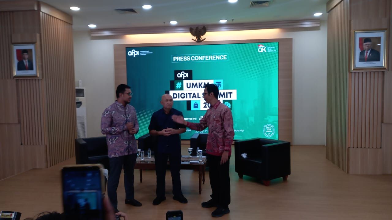 Direktur Humas AFPI Andi Taufan, MenkopUKM Teten Masduki, dan Sekjen AFPI Sunu Widyatmoko dalam konferensi pers AFPI UMKM Digital Summit 2023 di KemenkopUKM, Jakarta, Kamis, 14 September 2023. 