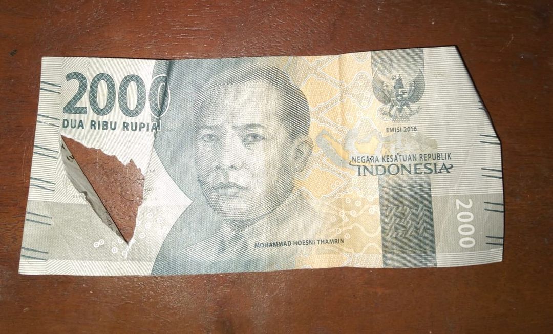 Contoh uang rusak karena sobek