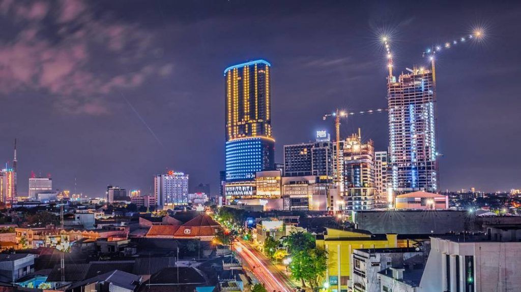 Kota Surabaya di malam hari. Kotaini termasuk kota dengan udara bersih di Indonesia