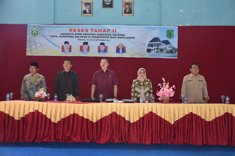 Anggota DPRD Provinsi Sumsel asal dapil IX (Musi Banyuasin) yang sedang melakukan reses ke daerah Muba, Drs. Tamrin M.Si, Fatra Radezayansyah ST. MM, Ahmad Toha S.Pd.I., M.Si, dan Nyimas Sarah Halim