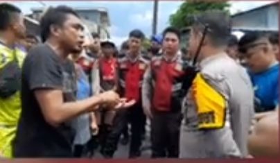 Aparat Kepolisian saat berdialog dengan warga saat penertiban rumah di Kelurahan Tumumpa Dua. (Foto:Istimewa)