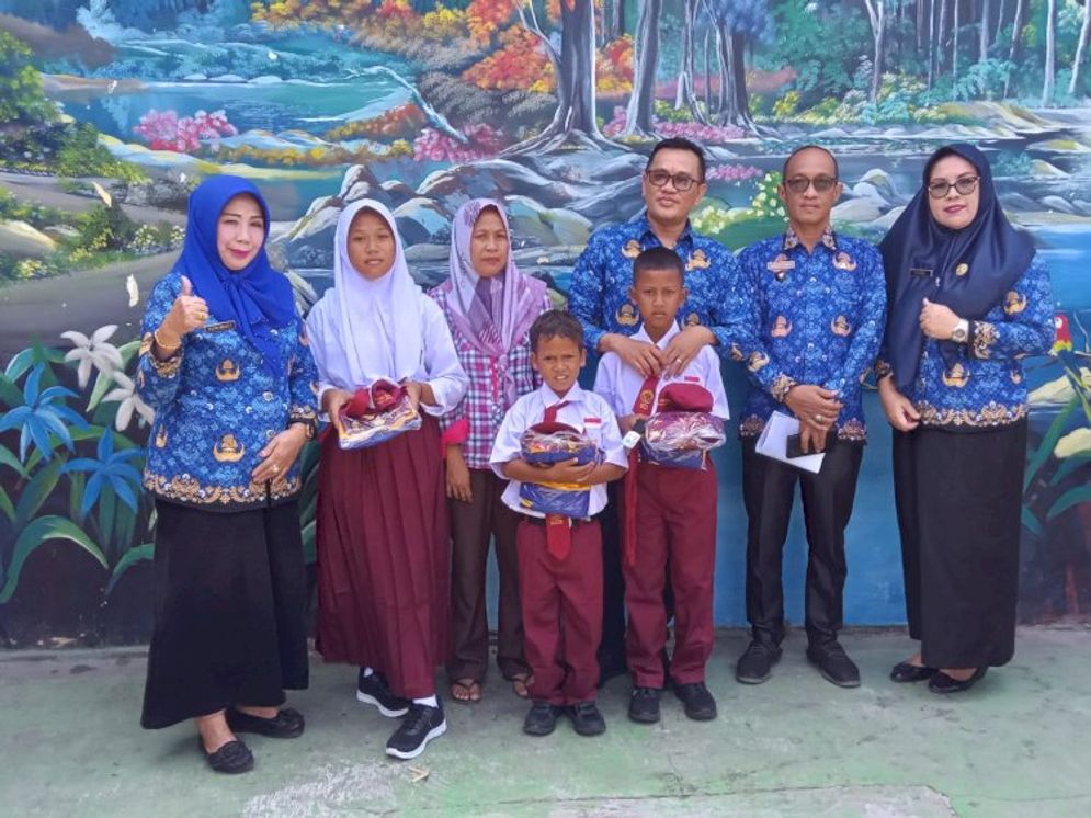 Kakak beradik APR (14) dan SRA (12) asal Tanjung Senang Bandarlampung akhirnya kembali bersekolah. 